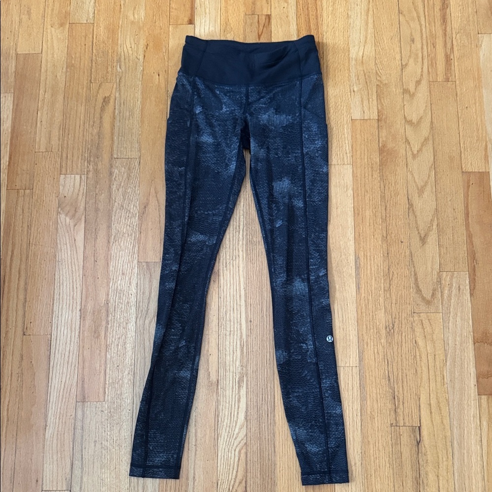 Black and Gray Patterned Leggings